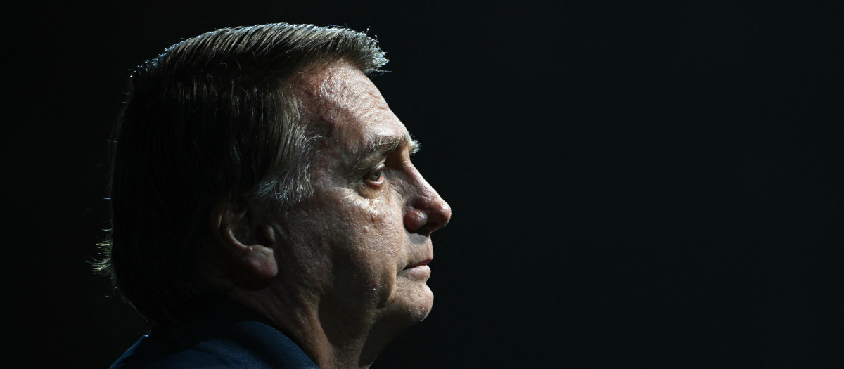 El expresidente brasileño (2019-2023) Jair Bolsonaro hace un gesto durante la conferencia CPAC Brasil en Balneario Camboriu, estado de Santa Catarina, Brasil,