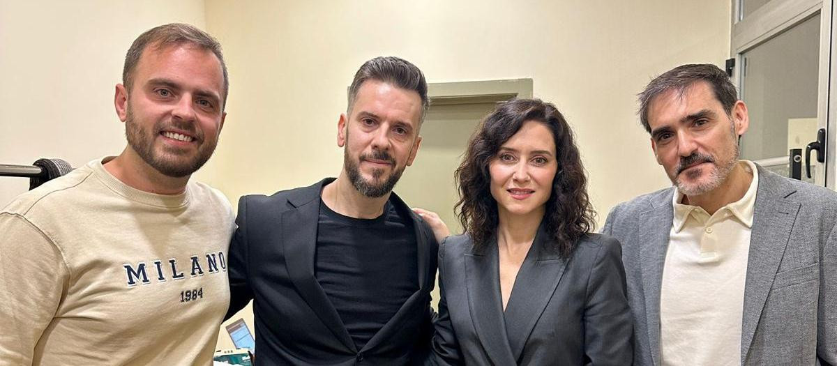 Ayuso y Alberto Escribano junto a Los Mecononios