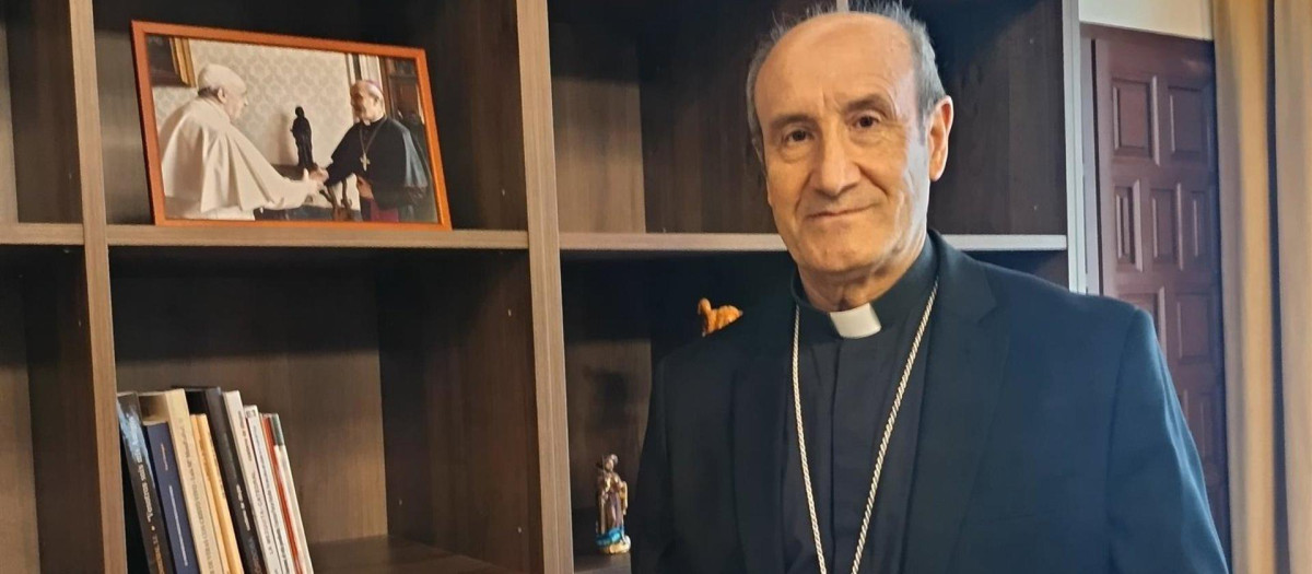 El obispo de Córdoba, Jesús Fernández, en su despacho