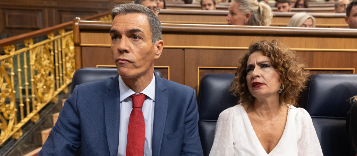 El presidente del Gobierno, Pedro Sánchez y la vicepresidenta primera y ministra de Hacienda, María Jesús Montero