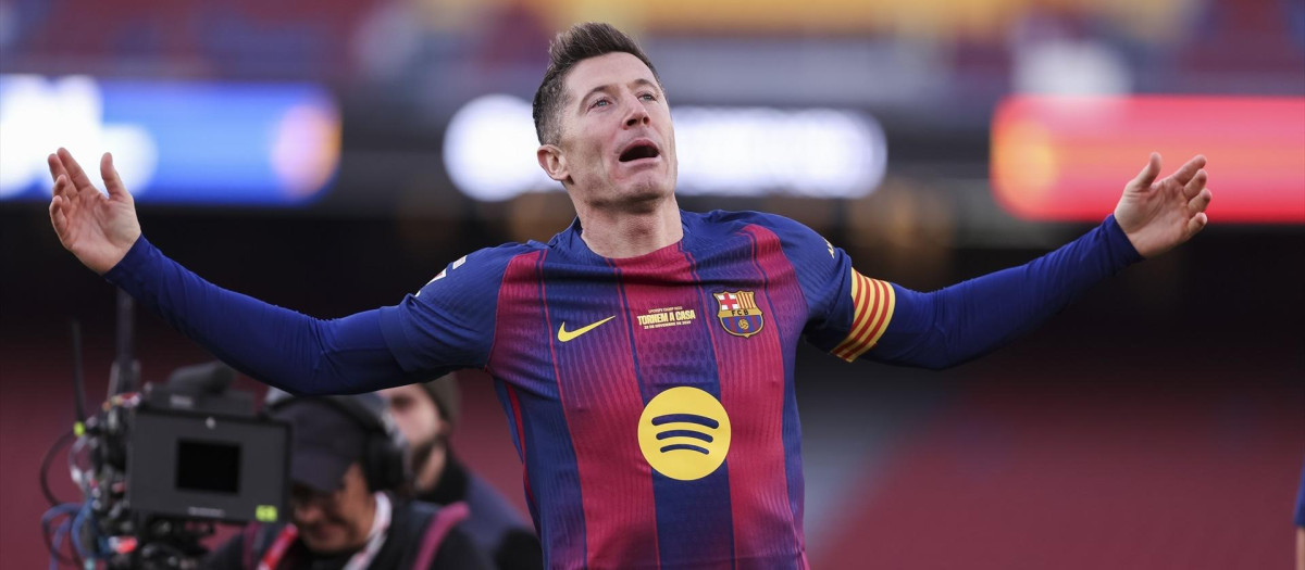 Lewandowski celebra un gol con el Barça esta temporada