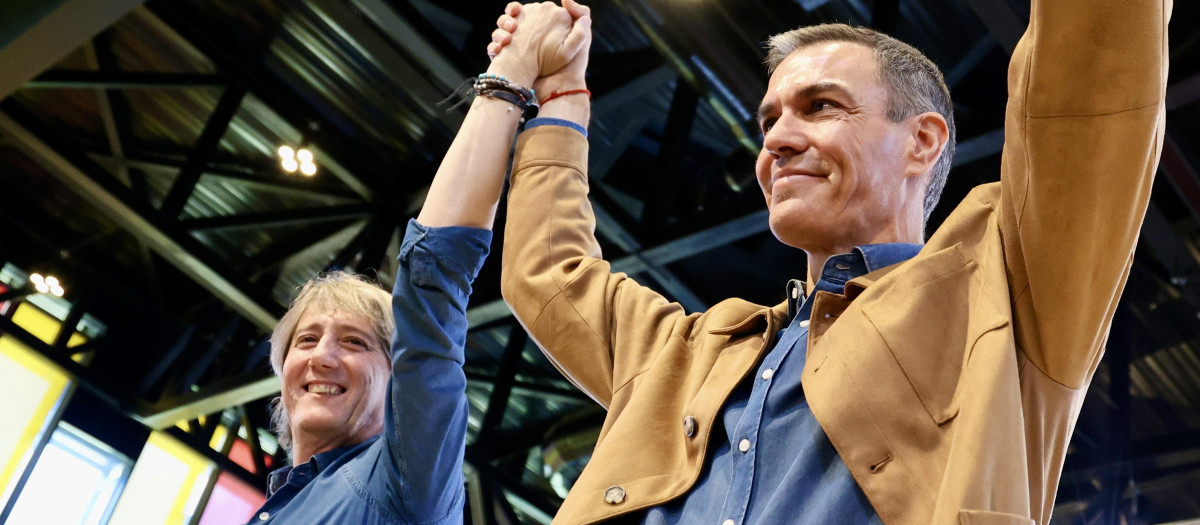 Carlos Martínez y Pedro Sánchez, en un mitin en León