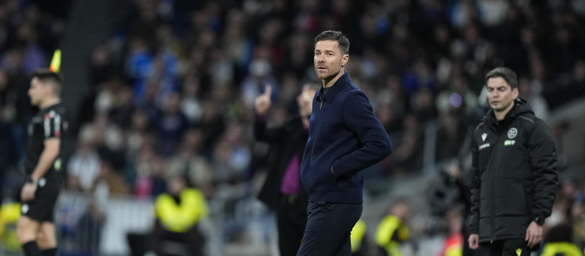 Xabi Alonso dirigiendo un partido del Real Madrid en el Bernabéu