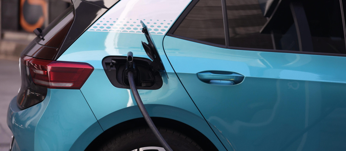 Un coche recibe carburante, en una gasolinera