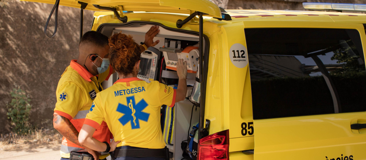 Dos trabajadores del Sistema de Emergencias Médicas (SEM) de la Generalitat, en una imagen de archivo