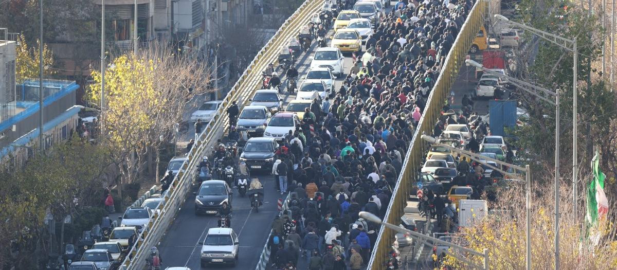 Los iraníes se echan a las calles porque el sueldo no les alcanza para vivir por la inflación