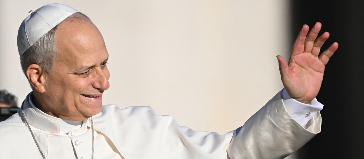 León XIV saluda a los fieles presentes en la Plaza de San Pedro