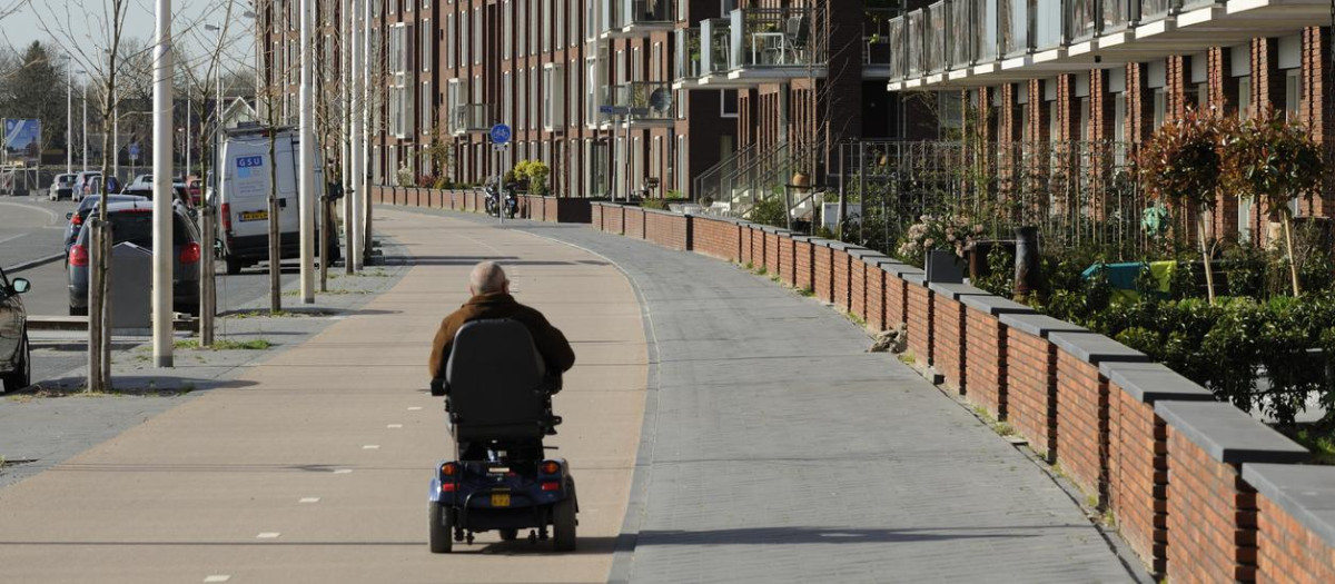 Un pensionista por Utrecht.