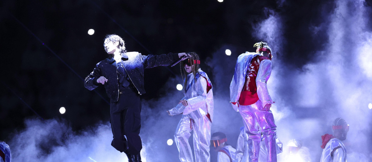 BTS, la banda más exitosa de K-pop, en concierto