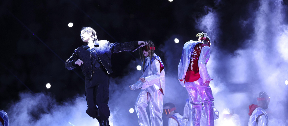 BTS, la banda más exitosa de K-pop, en concierto