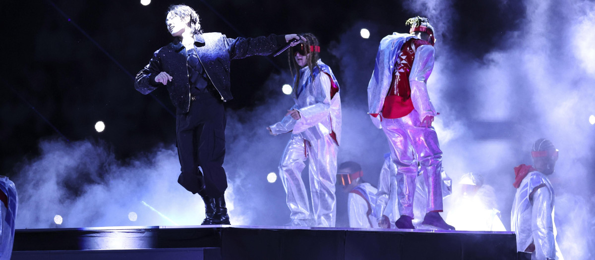 BTS, la banda más exitosa de K-pop, en concierto