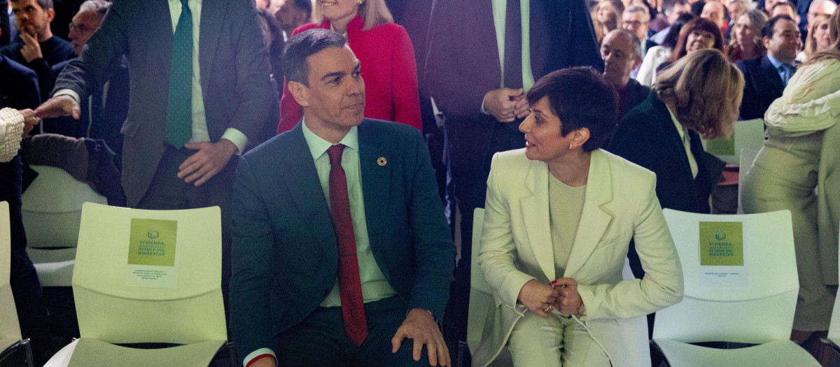 El presidente del Gobierno, Pedro Sánchez y la ministra de Vivienda y Agenda Urbana, Isabel Rodríguez