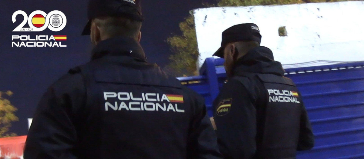 Una pareja de policías, actuando de noche