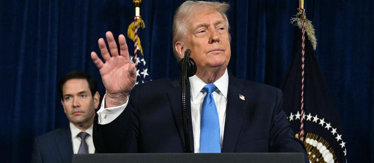 El presidente de Estados Unidos, Donald Trump, habla con la prensa mientras el secretario de Estado, Marco Rubio, observa las acciones militares estadounidenses en Venezuela