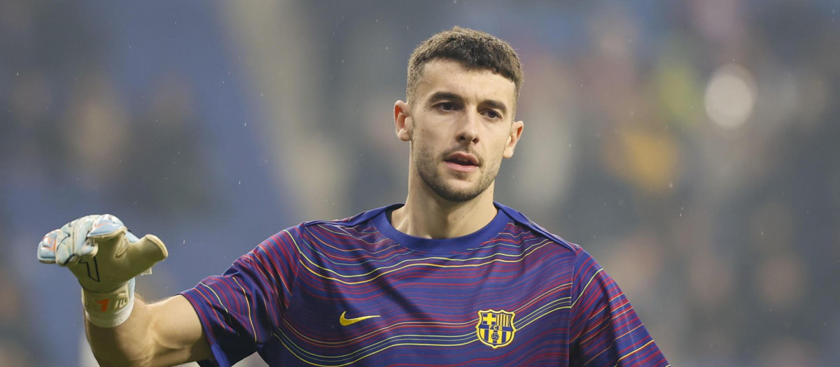 El guardameta del Barcelona Joan García calienta antes del partido de la jornada 18 de LaLiga entre el RCD Espanyol y el FC Barcelona