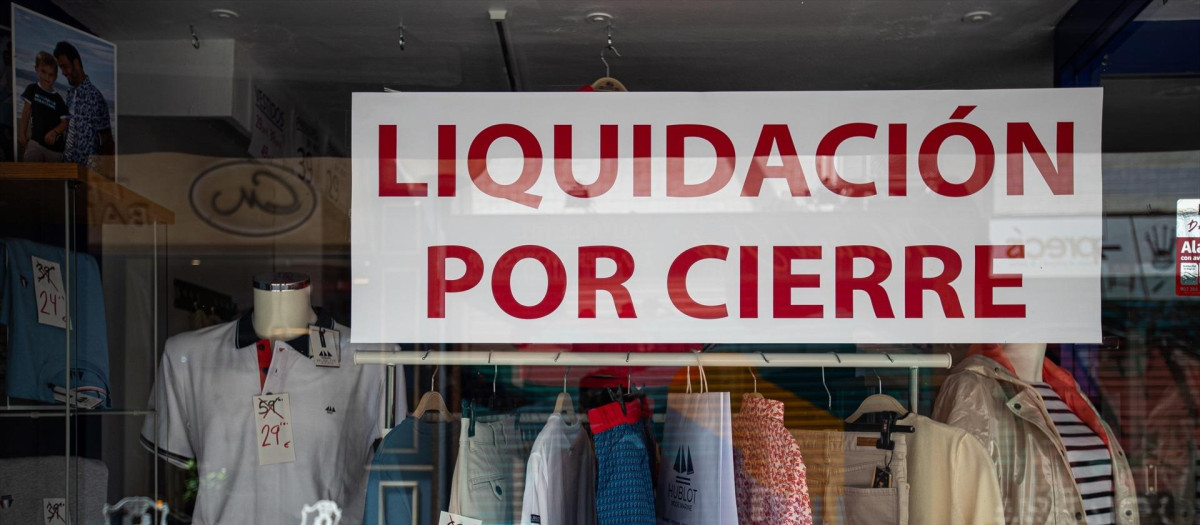 El escaparate de un comercio de ropa anuncia 'liquidación por cierre'.