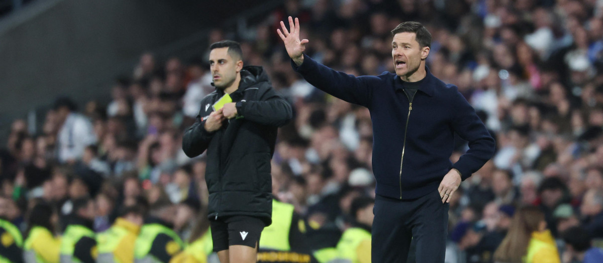Xabi Alonso gesticula durante el partido frente al Betis