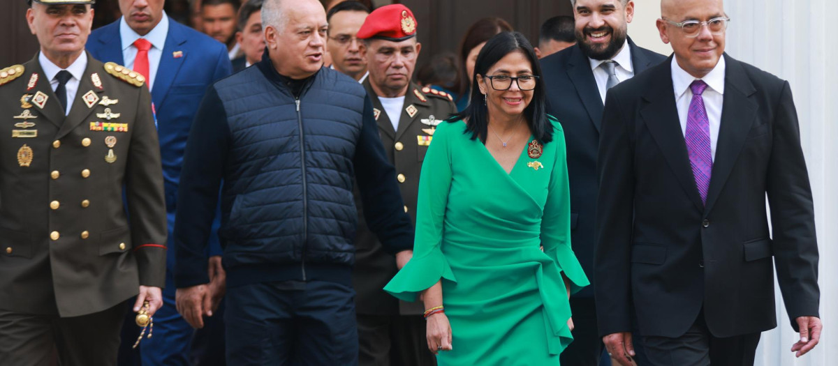 Delcy Rodríguez tras su investidura junto a su hermano Jorge Rodríguez, Diosdado Cabello y entre otros,  Padrino López
