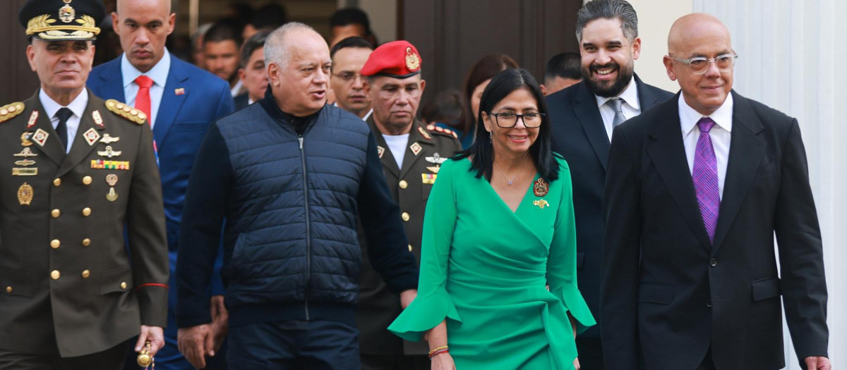 Delcy Rodríguez tras su investidura junto a su hermano Jorge Rodríguez, Diosdado Cabello y entre otros,  Padrino López