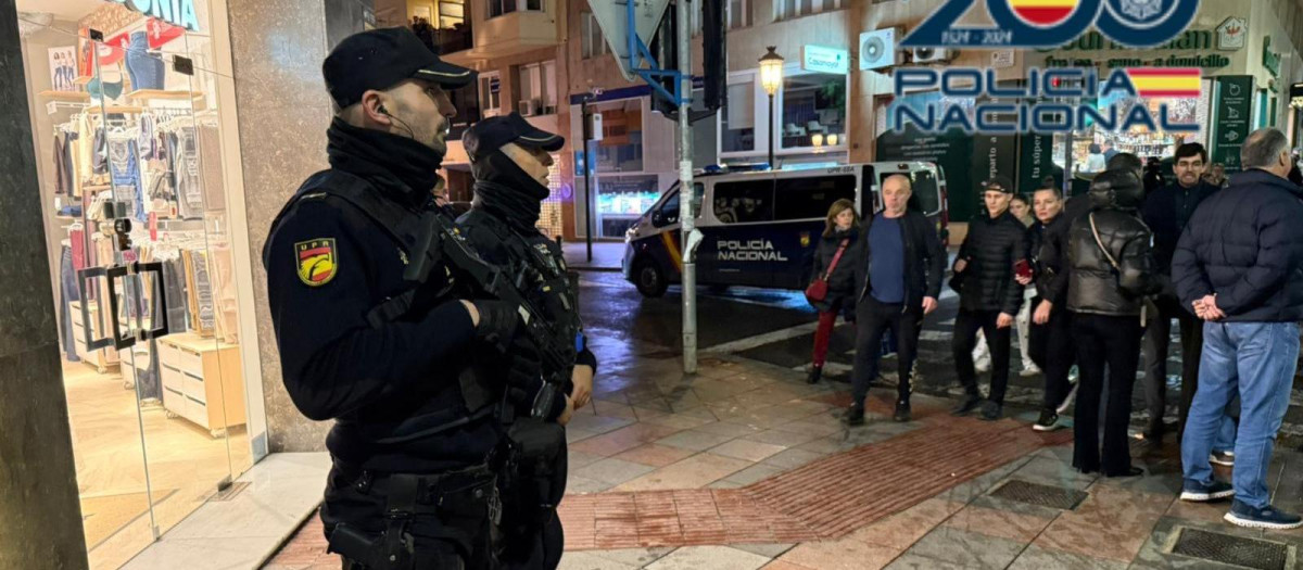 Agentes de la Policía Nacional de Alicante durante el operativo de la Noche de Reyes