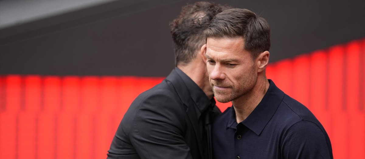 Xabi Alonso saluda al Cholo Simeone antes del derbi del Metropolitano