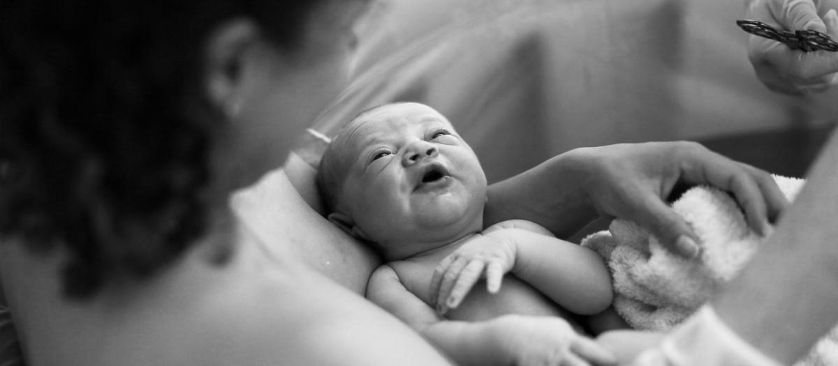 Recién nacido junto a su mamá