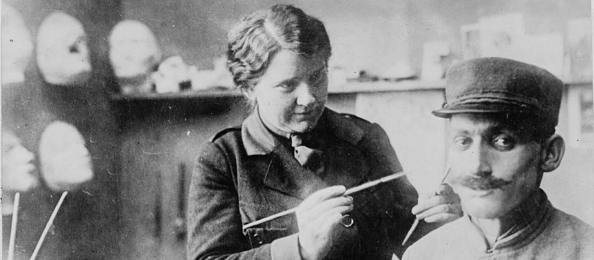 La imagen captura un momento de la labor humanitaria de la escultora estadounidense Anna Coleman Ladd durante la Primera Guerra Mundial