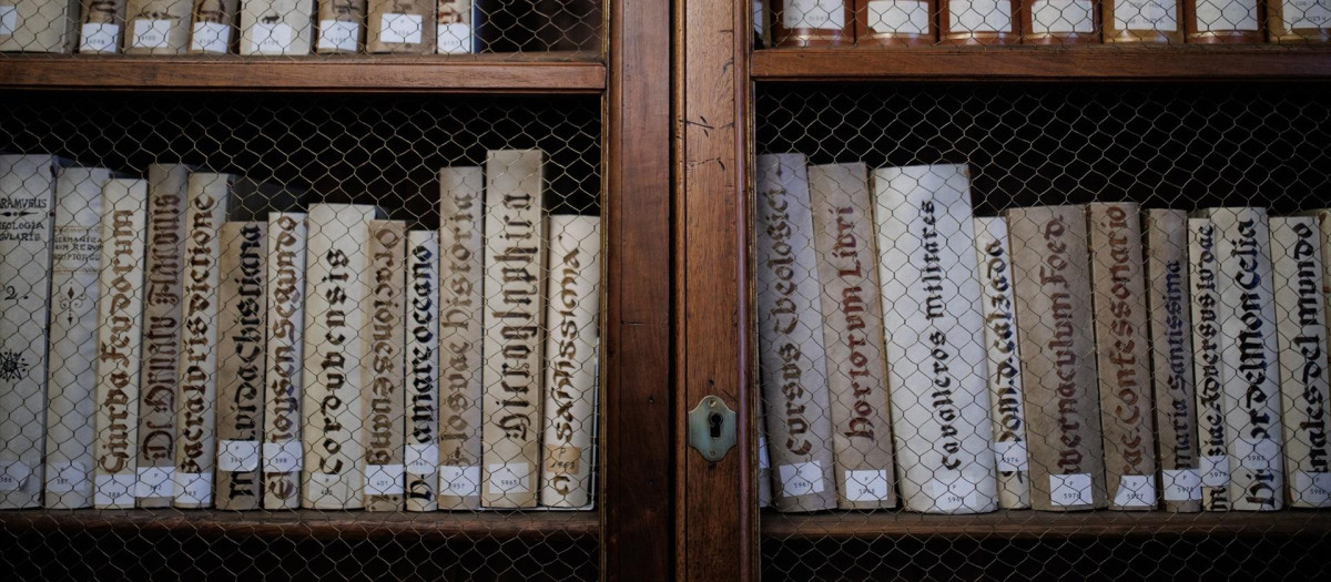 Una estantería con libros en uno de los salones de la sede de la Biblioteca Nacional de España