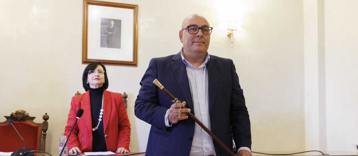 El concejal de IU en el Ayuntamiento de Pinos Puente (Granada), Iván Fernández, toma posesión del cargo tras prosperar la moción de censura que se ha debatido, en la mañana de hoy, en pleno extraordinario. A 18 de diciembre de 2025 en Pinos Puente, Granada (Andalucía, España). El Ayuntamiento de Pinos Puente (Granada) debate en pleno extraordinario convocado este jueves, 18 de diciembre, la moción de censura registrada por el grupo municipal de IU, que ha gobernado hasta ahora en coalición con el PSOE, junto con los grupos de la Unión Independiente del Municipio (Uimpp) y el PP.

Álex Cámara / Europa Press
18/12/2025