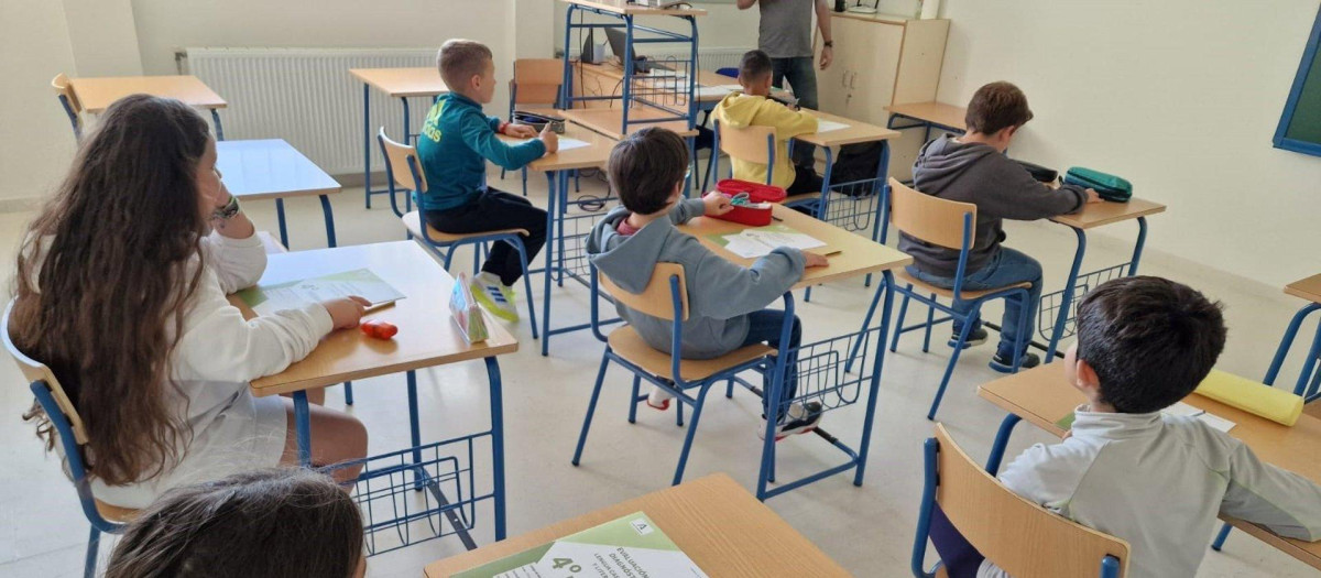 Alumnado de cuarto de Primaria reciben clase en un aula junto a su profesor
POLITICA 
JUNTA DE ANDALUCÍA