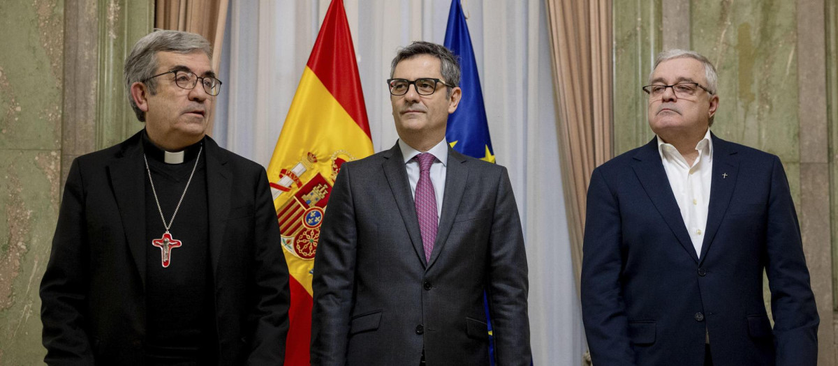 El ministro de la Presidencia, Justicia y Relaciones con las Cortes, Félix Bolaños, junto al presidente de la Conferencia Episcopal, Luis Argüello, y el presidente de la Conferencia Española de Religiosos (CONFER), Jesús Díaz Sariego (d), durante la firma de un acuerdo para la creación de una nueva vía, a través del Defensor del Pueblo, para la reparación de víctimas de abusos sexuales en el ámbito de la Iglesia católica para las que ya no es posible la vía judicial. EFE/ Daniel González