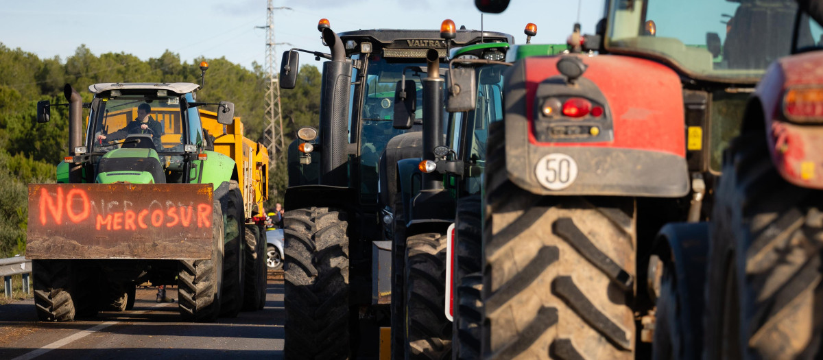 Los agricultores catalanes cortan la AP-7 y la N-2 en Gerona para protestar contra el Mercosur