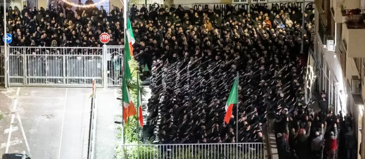 Cientos de personas realizan el saludo romano en la calle Acca Larentia (Roma)