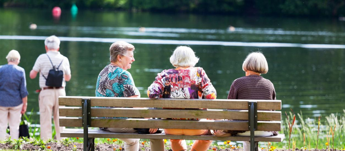 Varias mujeres charlan frente al Ruhr, en la ciudad de Essen.