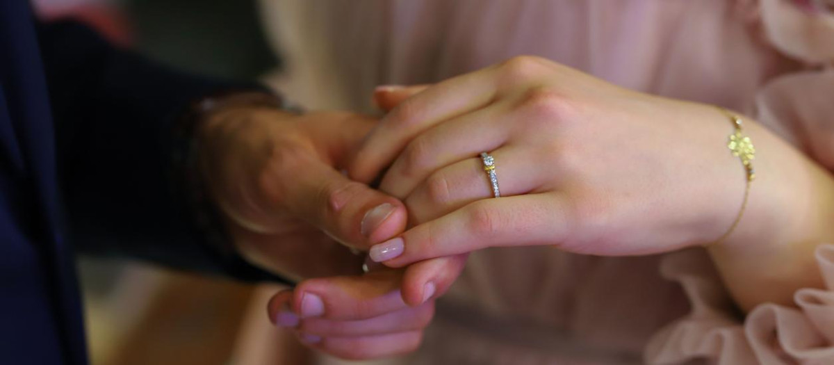 Una pareja de novios.