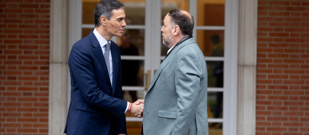 El presidente del Gobierno, Pedro Sánchez, recibe al presidente de Esquerra Republicana de Catalunya (ERC), Oriol Junqueras, en el Palacio de la Moncloa