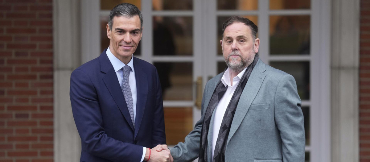 El presidente del Gobierno, Pedro Sánchez, saluda al líder de ERC, Oriol Junqueras, ayer en La Moncloa.