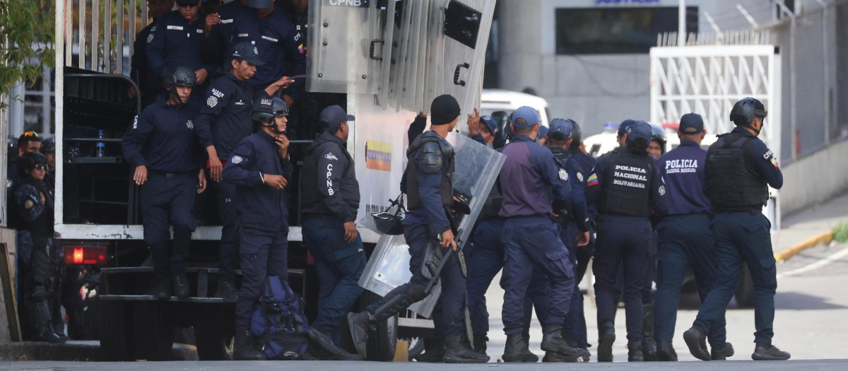 Integrantes del Cuerpo de Policía Nacional Bolivariana (CPNB) ingresan a El Helicoide este jueves, en Caracas (Venezuela)
