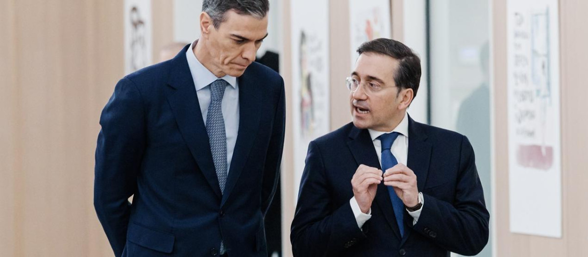 El presidente del Gobierno, Pedro Sánchez, y el ministro de Exteriores, José Manuel Albares, este jueves en la Conferencia de Embajadores