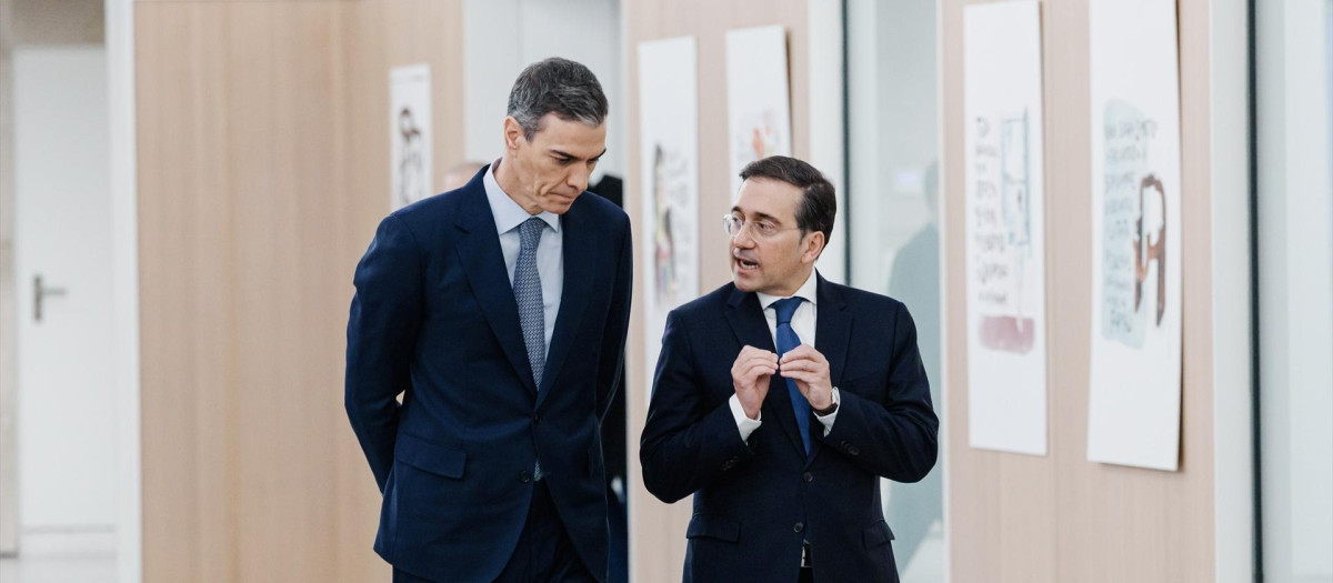 El presidente del Gobierno, Pedro Sánchez, y el ministro de Exteriores, José Manuel Albares, este jueves en la Conferencia de Embajadores