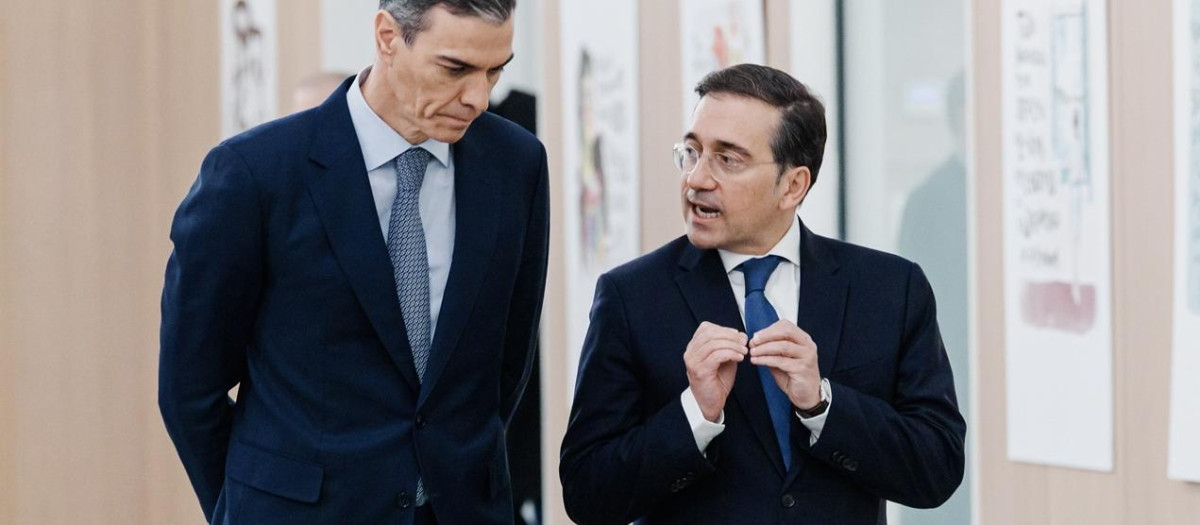El presidente del Gobierno, Pedro Sánchez, y el ministro de Exteriores, José Manuel Albares, este jueves en la Conferencia de Embajadores