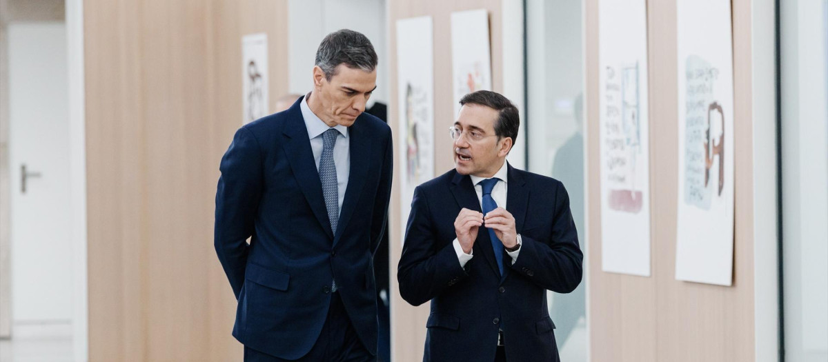 El presidente del Gobierno, Pedro Sánchez, y el ministro de Exteriores, José Manuel Albares, este jueves en la Conferencia de Embajadores