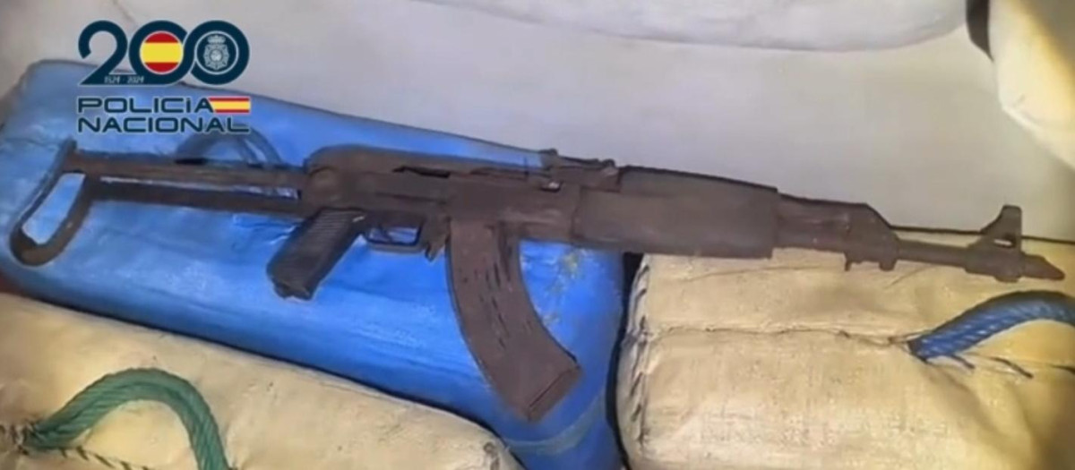 Fardos de hachís y armas de guerra hallados en una "guardería" en Algeciras (Cádiz)

REMITIDA / HANDOUT por POLICÍA NACIONAL
Fotografía remitida a medios de comunicación exclusivamente para ilustrar la noticia a la que hace referencia la imagen, y citando la procedencia de la imagen en la firma
09/1/2026