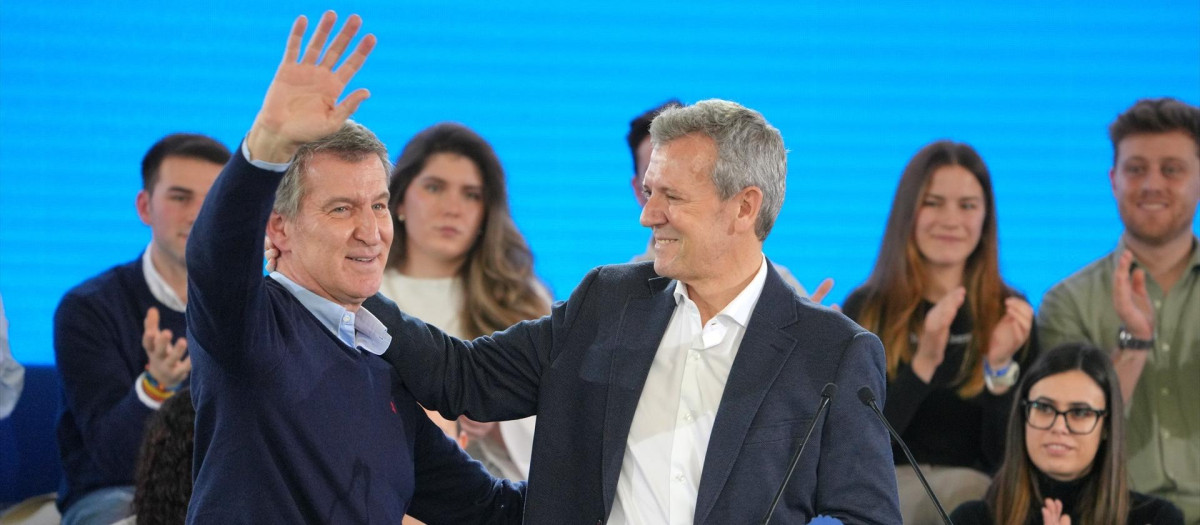 El presidente del Partido Popular, Alberto Núñez Feijóo (i), y el presidente del PP de Galicia y presidente de la Xunta de Galicia, Alfonso Rueda
