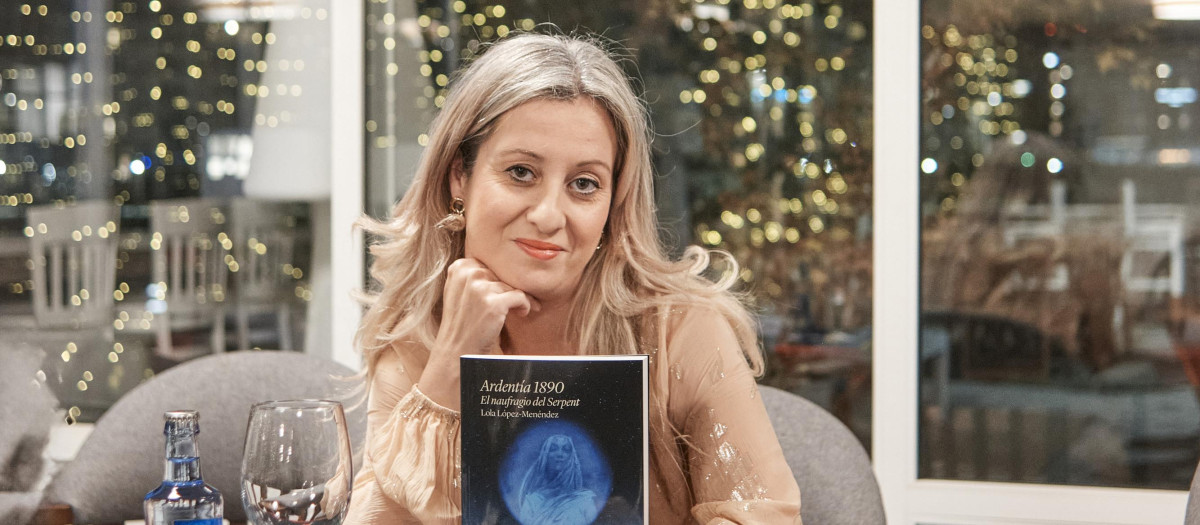 La escritora Lola López-Méndez durante la presentación de su novela en el Real Club Náutico de La Coruña