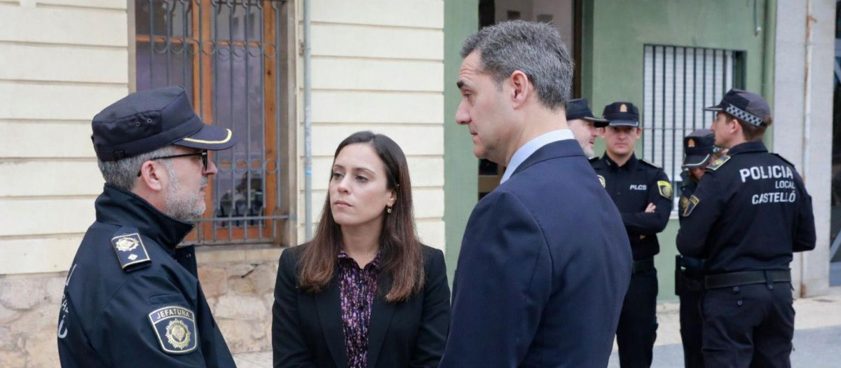 Imagen del concejal de Seguridad hablando con los comercios del distrito marítimo de Castellón de la Plana