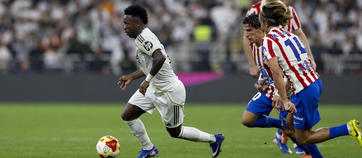 Vinicius Jr. y Marcos Llorente pelean por un balón en el Real Madrid - Atlético de Madrid de Supercopa