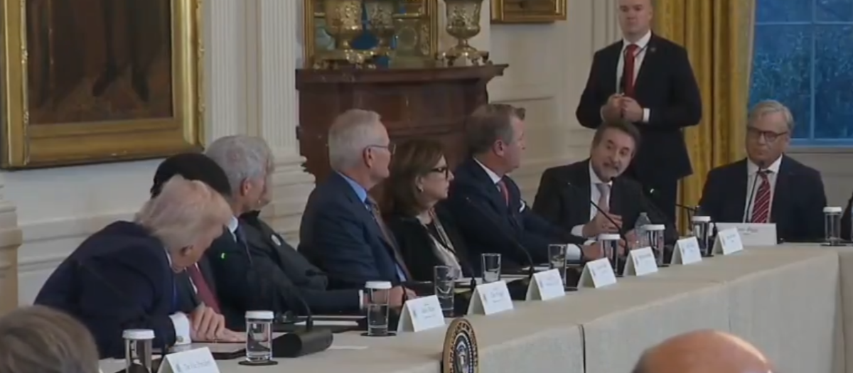 Josu Jon Imaz, a la derecha de la imagen, durante su turno de palabra