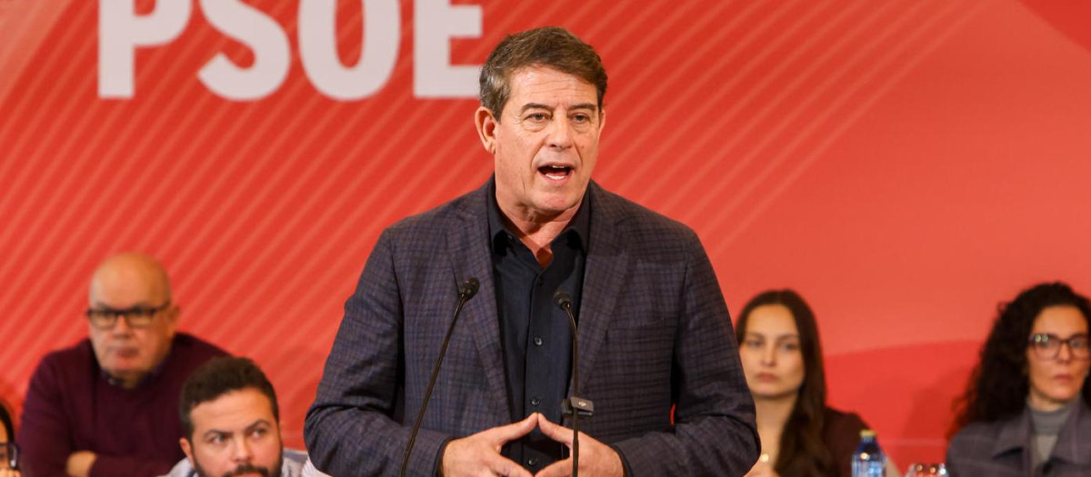 SANTIAGO DE COMPOSTELA, 10/01/2026.- El secretario general del PSdeG, José Ramón Gómez Besteiro interviene durante el Comité Nacional Galego que se celebra este sábado en Santiago de Compostela. Besteiro ha reivindicado la conciencia "feminista" de su partido y ha cargado contra quien la traiciona. EFE/ Xoán Rey