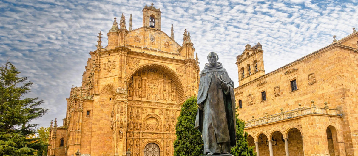 Convento de los Dominicos de San Esteban con la estatua de Francisco de Vitoria en Salamanca